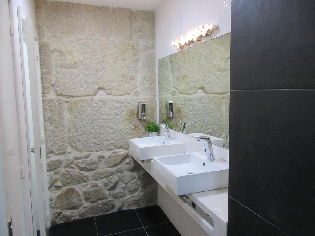 Bett im gemischten Schlafsaal mit 8 Betten, eigenem Bad und Flussblick